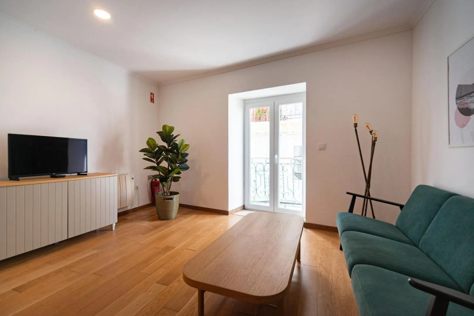 Apt With A Cozy Private Terrace Specially At Night Lisbon 0*,